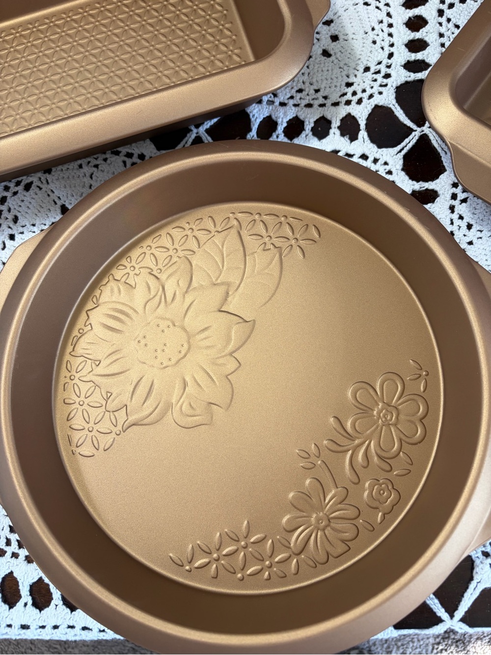 Gibson Country Kitchen Non-Stick Steel Floral Embossed 4-Piece Bakeware Set New - Picture 5 of 16